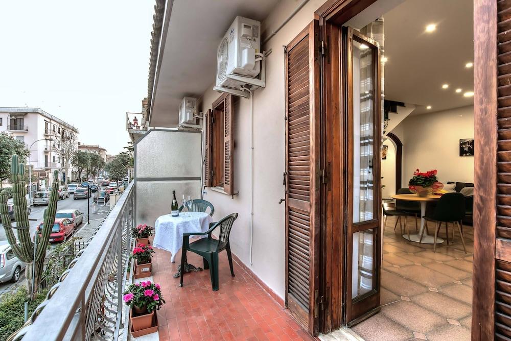 Plaza Rooms Ciampino - Tap to explore photos