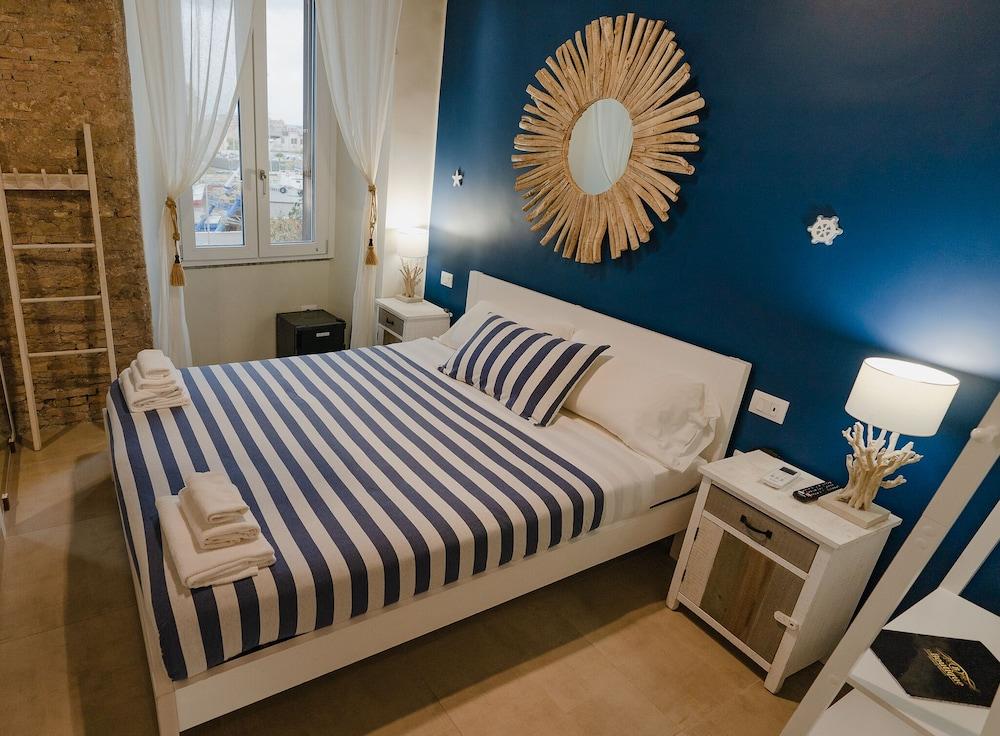 Le Boutique Luxury Rooms - Tap to explore photos