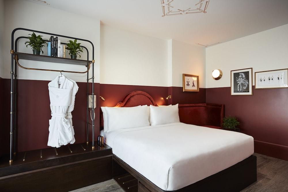 CIVILIAN Hotel Room Type - Spacious King, ADA