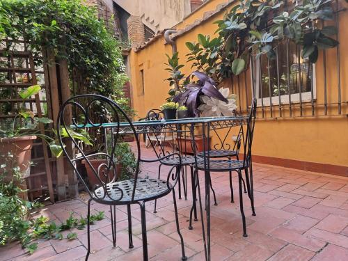Portico di ottavia prime location with internal courtyard