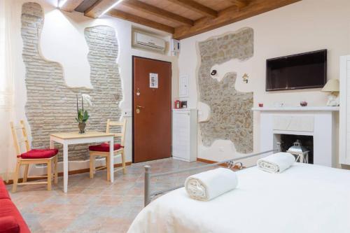 Rione Di Roma Center Apartment - Tap to explore photos