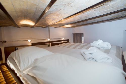 Trevi Fountain - Lovely Loft Apartment - Tap to explore photos