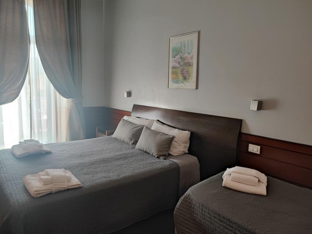 Romalive Hotel Room Type - Classic Triple Room