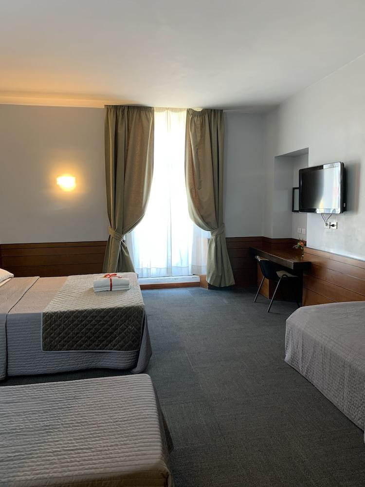 Romalive Hotel Room Type - Deluxe Quadruple Room