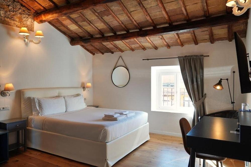 THE ROMAN WAY OPERA Room Type - Deluxe Apartment, 4 Bedrooms, Private Bathroom