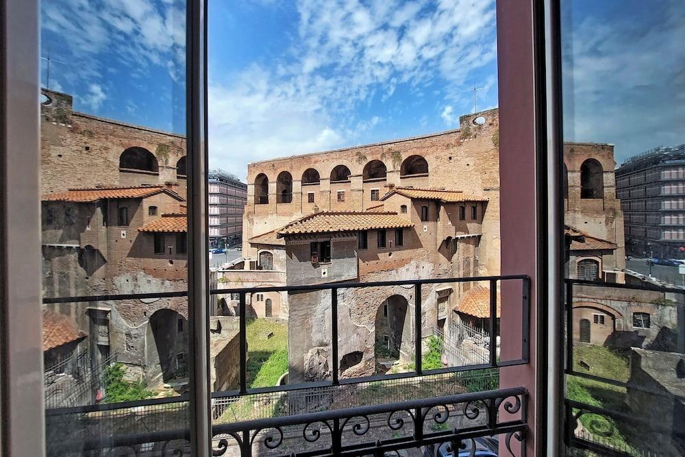 Romulus Rooms - Tap to explore photos