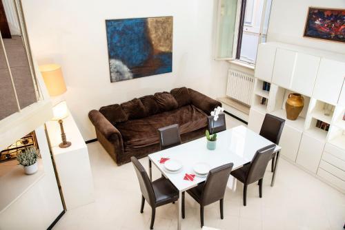 Central Apartment - Walk to Navona - Full Kitchen - Fast Wi-Fi & A-C - Tap to explore photos