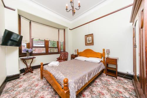 East Sydney Hotel Room Type - Queen Room with Shared Bathroom