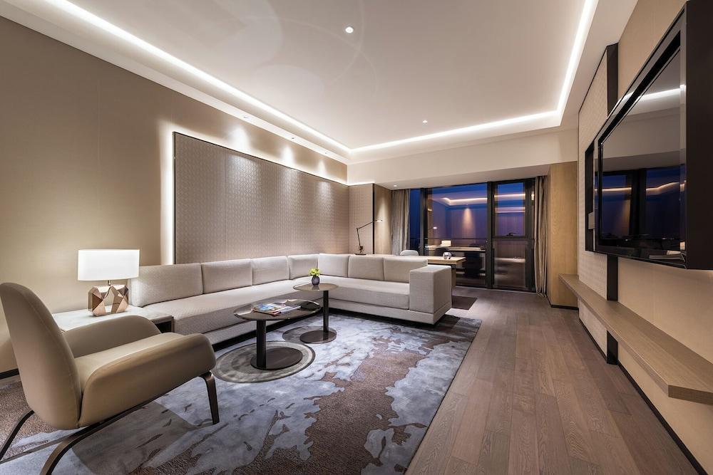 Grand Mercure Shanghai Lingang Room Type - Suite, 1 King Bed