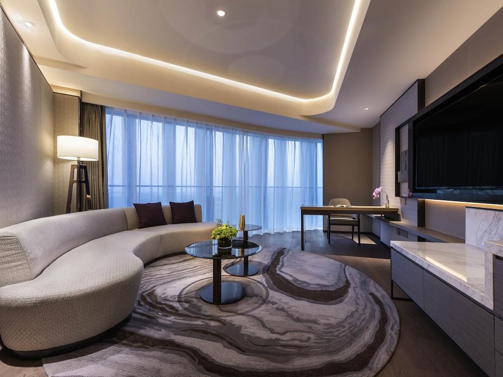 Grand Mercure Shanghai Lingang Room Type - Deluxe Suite, 1 King Bed