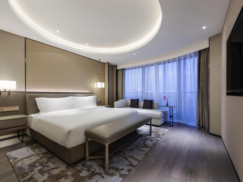 Grand Mercure Shanghai Lingang Room Type - Deluxe Suite, 1 King Bed