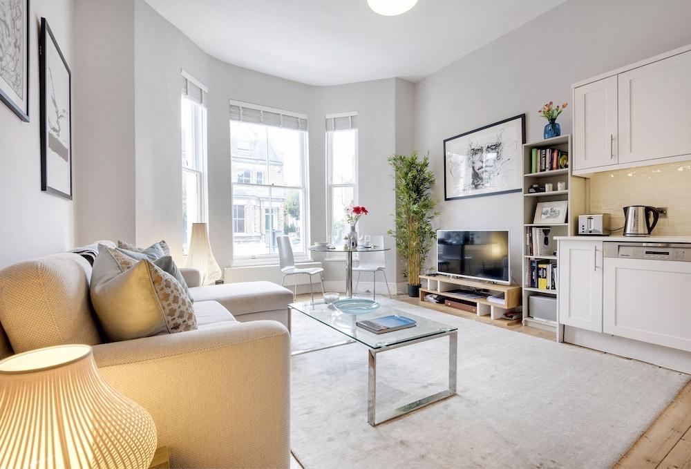 Contemporary Clapham Home Near Wandsworth Common - Tap to explore photos