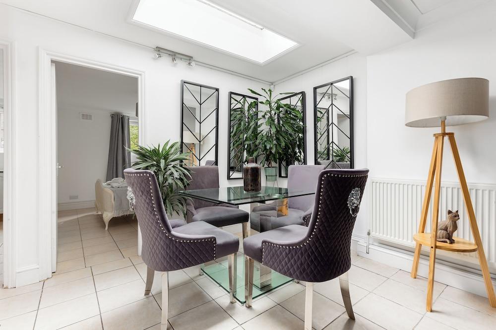 Magnificent 2 Bed Garden Flat in Oval - Tap to explore photos