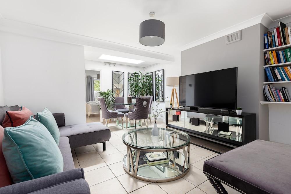 Magnificent 2 Bed Garden Flat in Oval