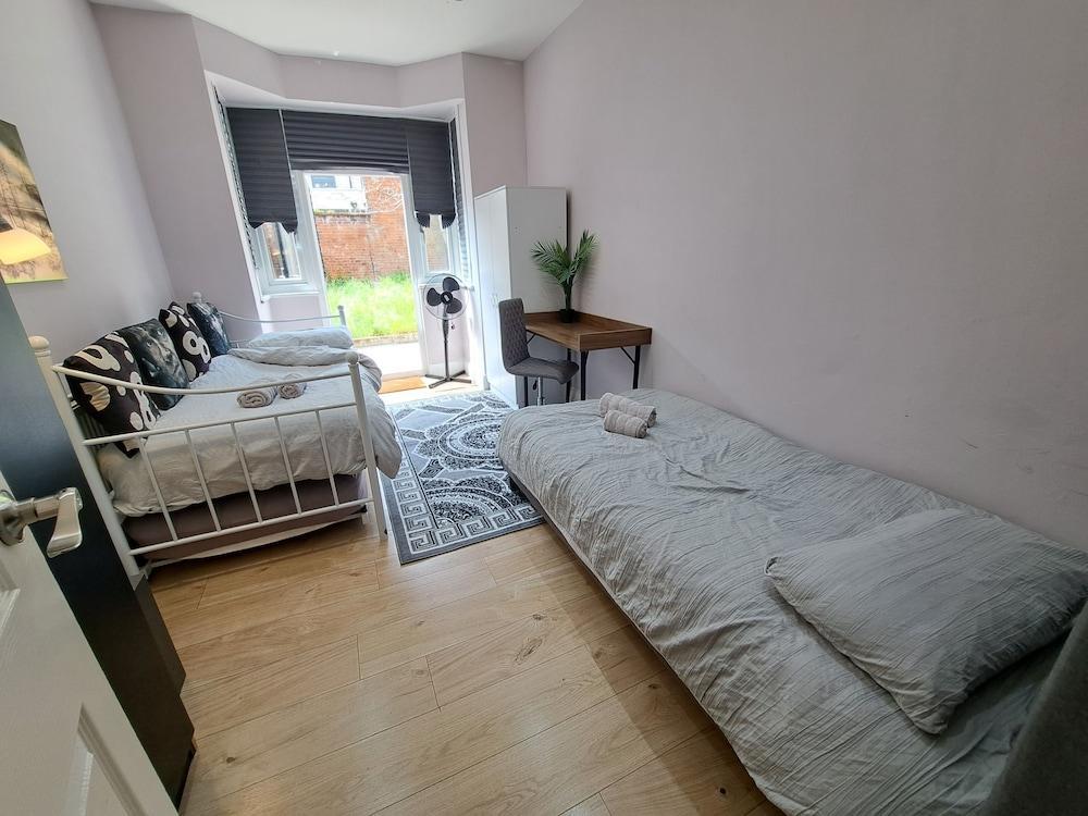 Comfy Fenia Stay Room Type - Exclusive Double or Twin Room