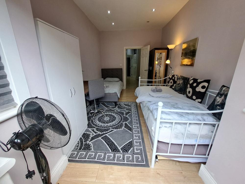Comfy Fenia Stay - Tap to explore photos