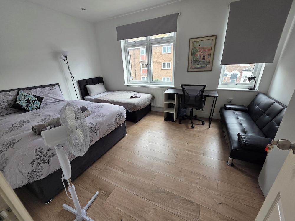 Comfy Fenia Stay Room Type - Grand Triple Room
