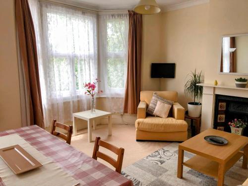 Spacious West London 2 Bedroom Apartment - Tap to explore photos