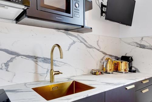 212 Suite Louboutin - Superb Apartment in Paris - Tap to explore photos