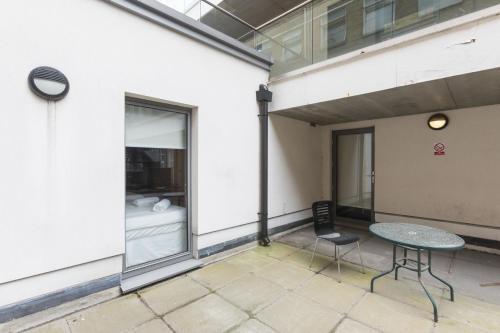 Zone 1 Modern 2 Bed 2 Bath Apt with outdoor space Hyde park - Tap to explore photos