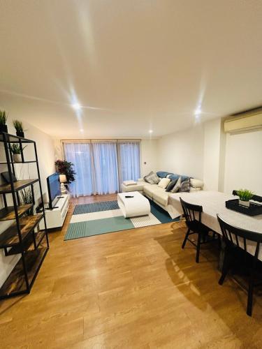 Modern 2 Bed 2 Bath Apartment with outdoor space Hyde park - Tap to explore photos