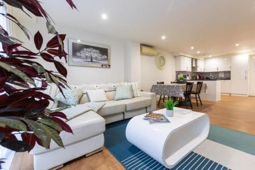 Zone 1 Modern 2 Bed 2 Bath Apt with outdoor space Hyde park - Tap to explore photos