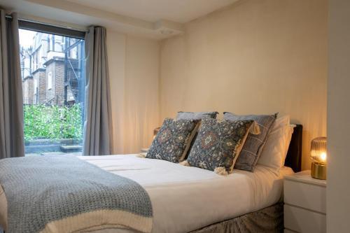 Zone 1 Modern 2 Bed 2 Bath Apt with outdoor space Hyde park