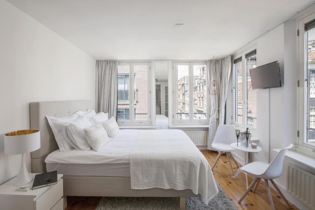 Jordaan Suite bed and bubbles - Tap to explore photos