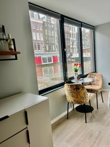 2 Houseboat Suites Amsterdam Prinsengracht - Tap to explore photos