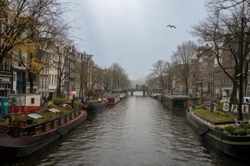 2 Houseboat Suites Amsterdam Prinsengracht - Tap to explore photos