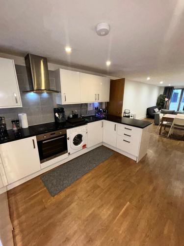 Bright and Modern 3 Bed Apartment Hyde Park Central London - Tap to explore photos