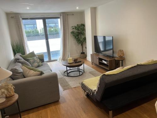 Bright and Modern 3 Bed Apartment Hyde Park Central London - Tap to explore photos