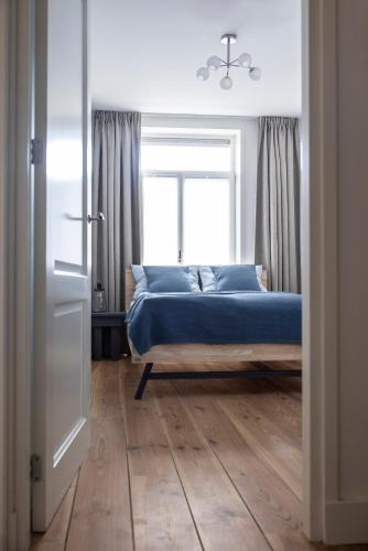 Gorgeous And Stylish Place For Two In Hip West!