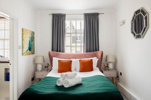 PickThePlace Lancaster gate - Tap to explore photos