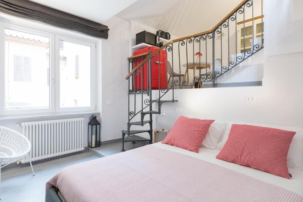 Quiet pied a terre with terrace in Borgo Pio - Tap to explore photos