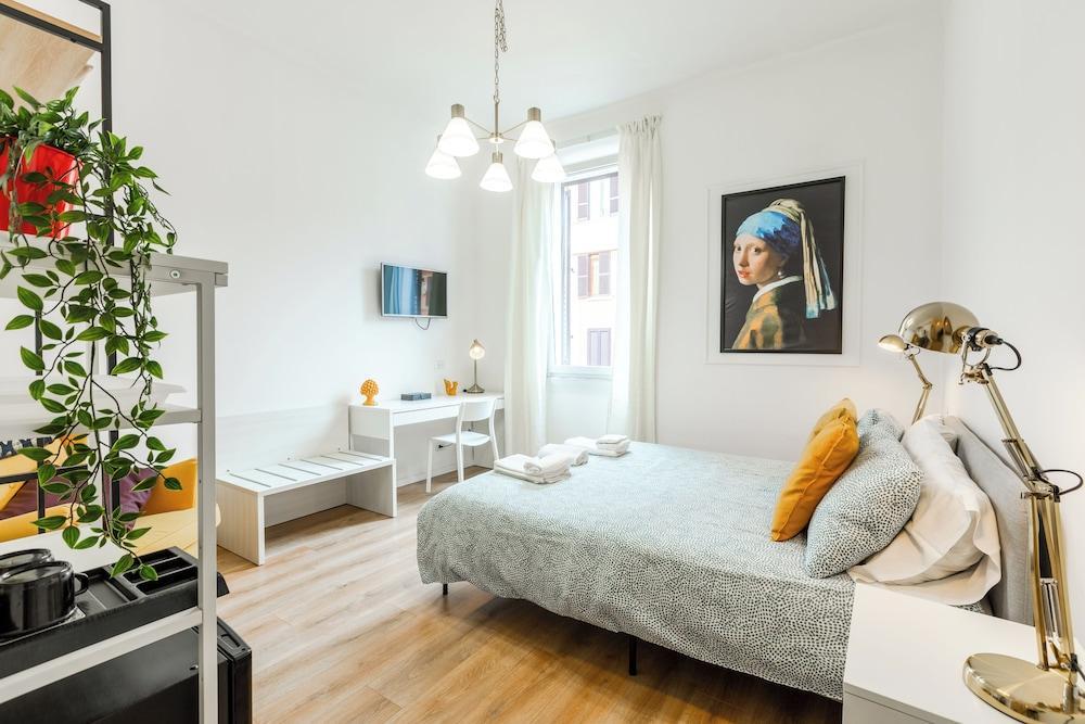 Rome Lux House guest rooms Room Type - KING ROOM