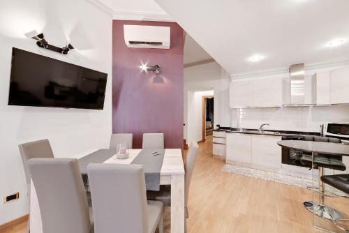 Peroni 8 Pax Brand New Apartment - Tap to explore photos