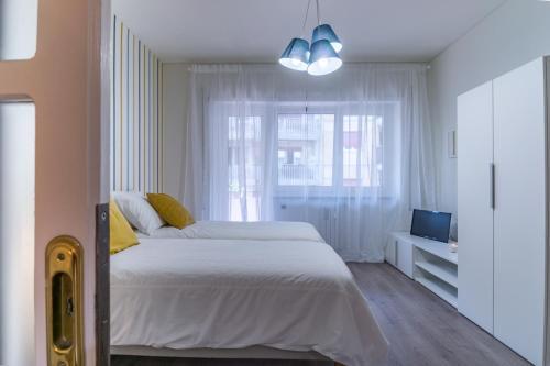 Modern Family Apartment in San Giovanni Metro A Colli Albani Direct to Center and Vatican - Tap to explore photos