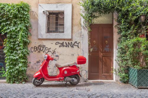 Flame Suite Trastevere - Tap to explore photos