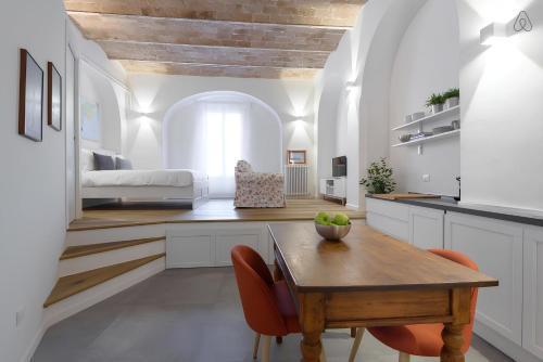 FAMM Apartments - Charming open space in Trastevere - Tap to explore photos