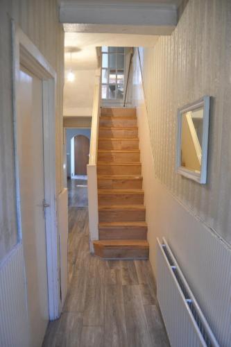 Entire flat - Superb Double Bedroom - Tap to explore photos