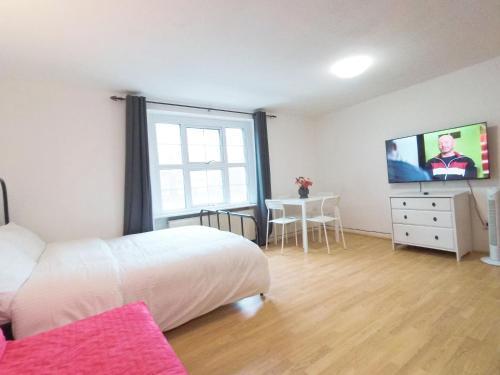 Luna 218 flat 3 at Marble Arch - Tap to explore photos