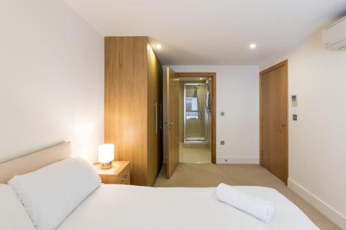 Modern 2 Bed 2 Bath Apartment Hyde Park - Tap to explore photos