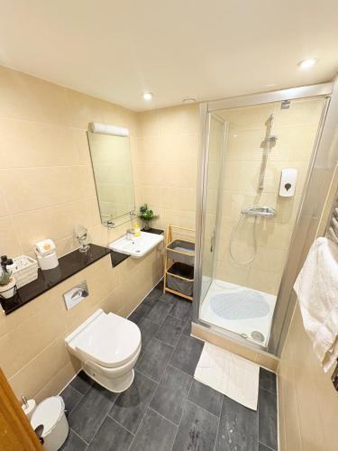 Modern 2 Bed 2 Bath Apartment Hyde Park - Tap to explore photos