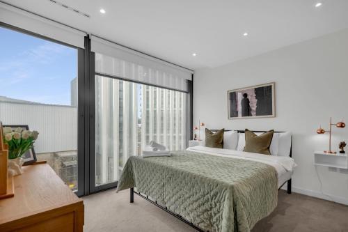 MySquare Premium One Bedroom Apartment City Road Basin - Tap to explore photos