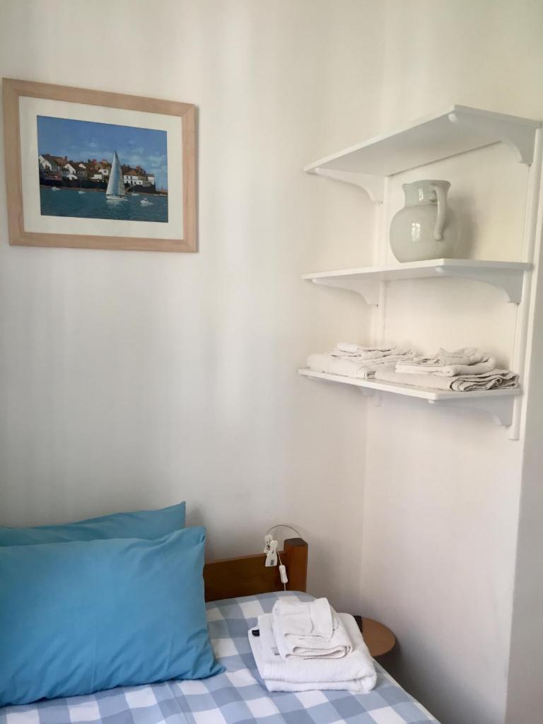 Quiet Two-Bed near Shepherds Bush & Olympia - Tap to explore photos