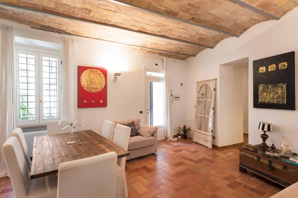 Lovely Colosseum loft apartment - Tap to explore photos