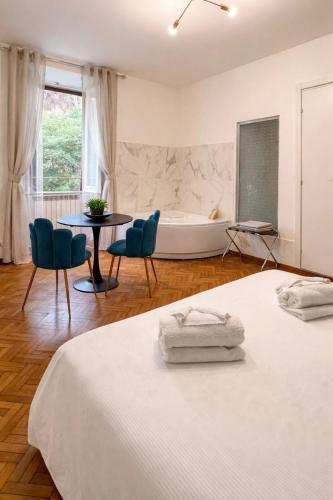 Gold Fabulous Jacuzzi Suite Trastevere - Tap to explore photos