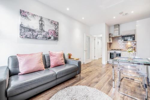 Bright & Modern 2-Bed Notting Hill Apartment - Tap to explore photos