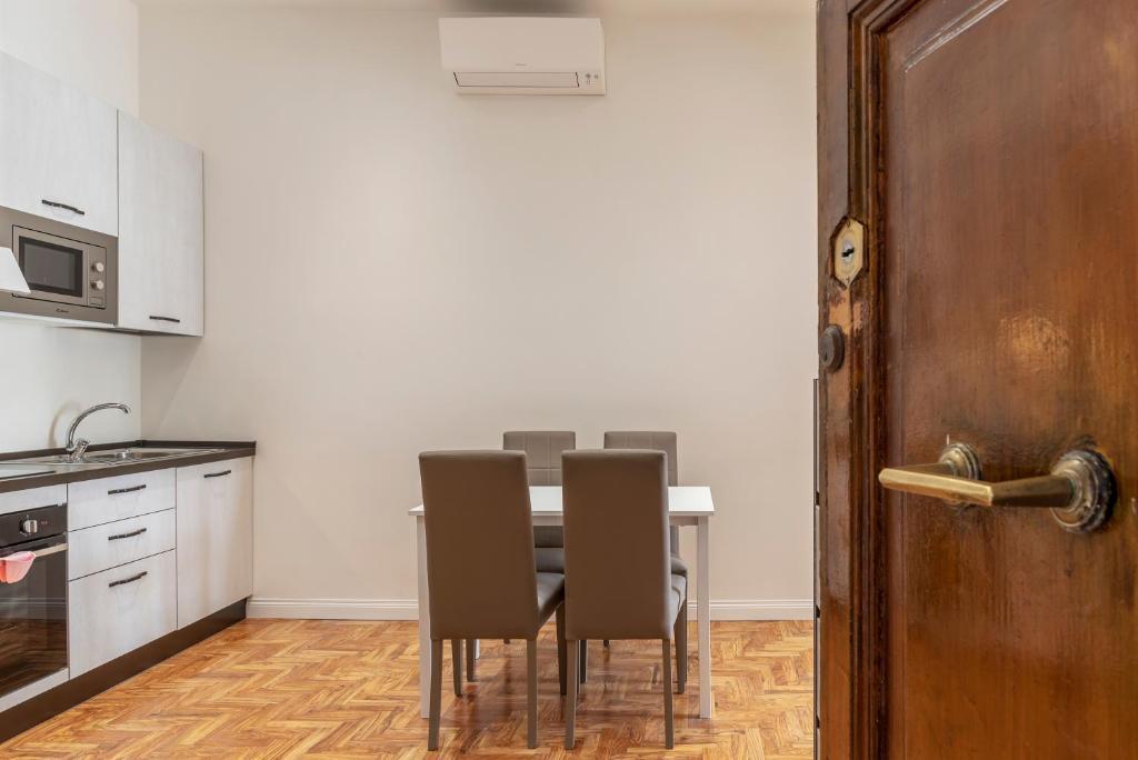 GuestHost - Rione Prati Elegant Apartment with Balcony - Tap to explore photos